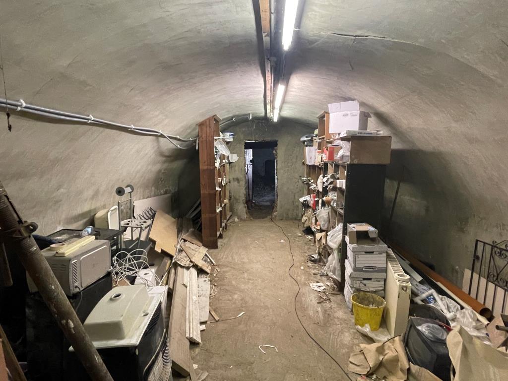 Lot: 120 - LARGE BASEMENT WITH LAPSED PLANNING FOR TWO-BEDROOM FLAT WITH GARDEN -